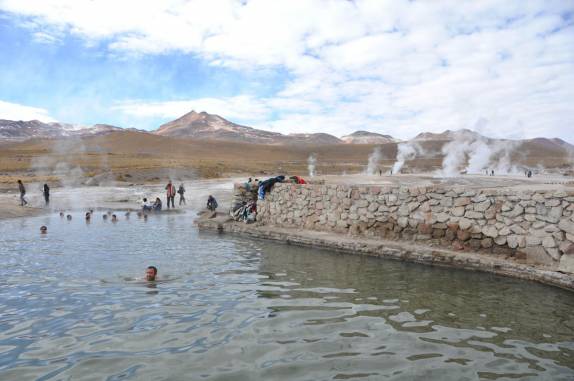 Banho aquecido na manhã gelada a mais de 4,3 mil metros de altitude nos Geisers del Tatio, na região do Atacama, no norte do Chile
